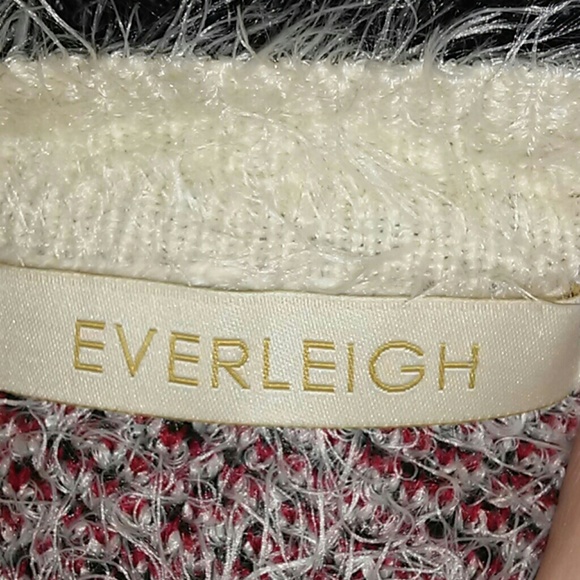 Everleigh Aztec Fuzzy high low hem Sweater size L - Picture 6 of 8